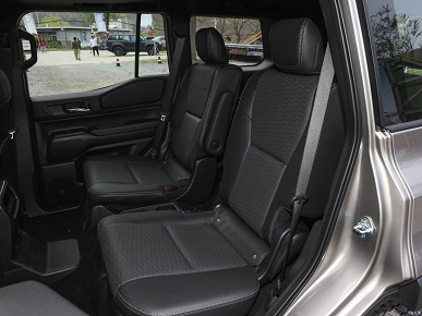 Что из себя представляет Land Cruiser Prado 250 в средней комплектации и с шестью сиденьями? Живые фото особой версии внедорожника