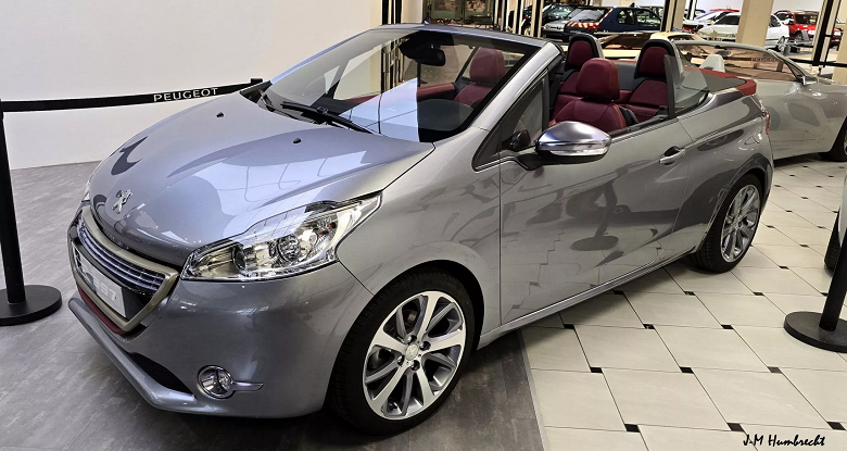 Это официальный кабриолет Peugeot 208. Такая машина — одна во всём мире