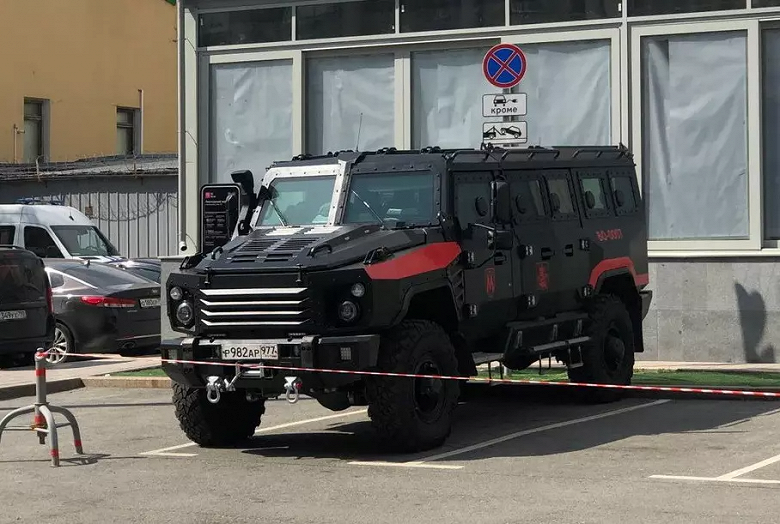 Московский метрополитен приобрел десятитонный броневик «Буран» с шноркелем