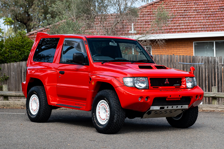 Очень редкий внедорожник Mitsubishi Pajero Evolution, прославившийся на ралли Париж-Дакар, выставили на продажу