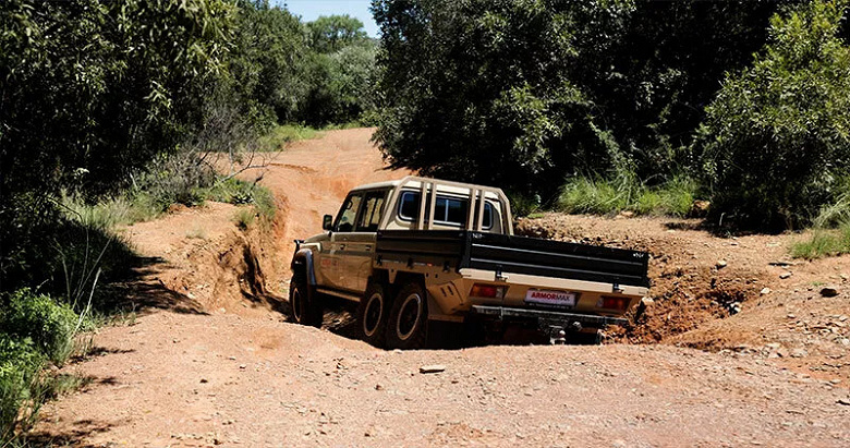 В ЮАР построили уникальный сверхнадежный Land Cruiser: шестиколесный, полноприводный и с запасом хода 4000 км