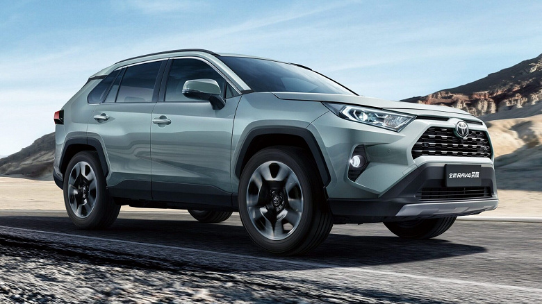 Больше не народный кроссовер? В России взлетела стоимость Toyota RAV4