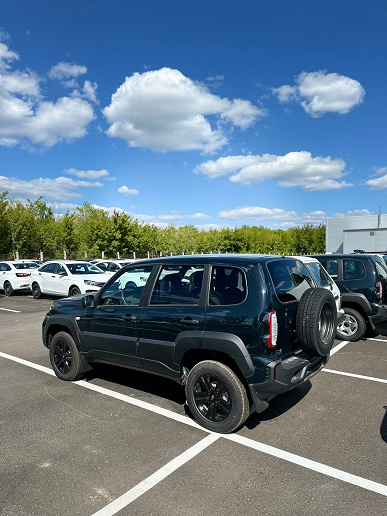 Lada Niva Travel Black в цвете «Несси» с мультимедиа показали со всех сторон. Дилер предлагает такие машины дешевле 1,5 млн рублей