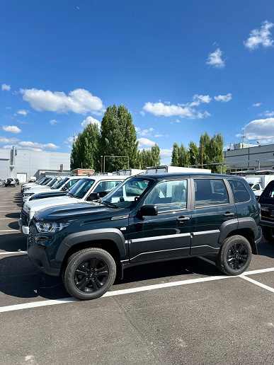 Lada Niva Travel Black в цвете «Несси» с мультимедиа показали со всех сторон. Дилер предлагает такие машины дешевле 1,5 млн рублей