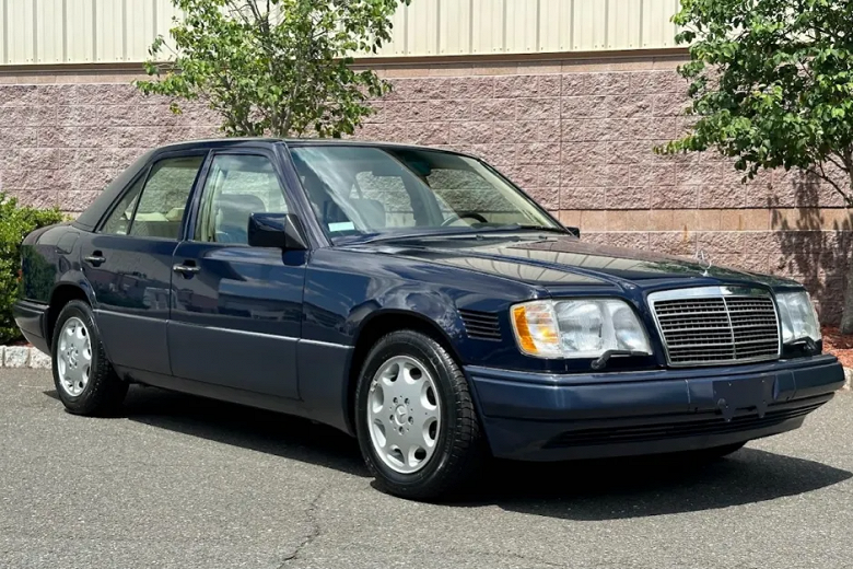 30-летний Mercedes-Benz W124 продали более чем за 100 000 долларов