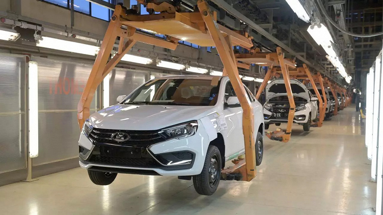 АвтоВАЗ усовершенствовал сборку Lada Vesta: появился отдельный робот для укладки в багажник запасного колеса