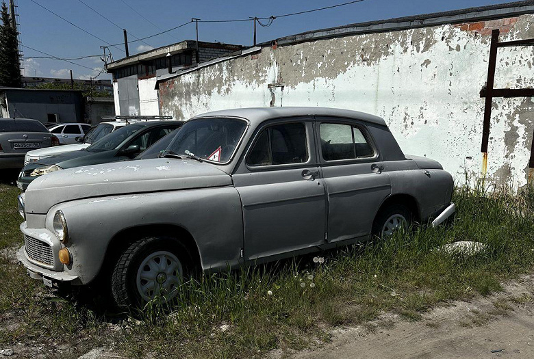 Чрезвычайно редкий для России автомобиль выставили на продажу в Тюмени. Это польская разновидность советской «Победы»