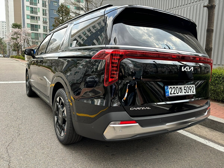 Kia Carnival нового поколения быстро дешевеет в России