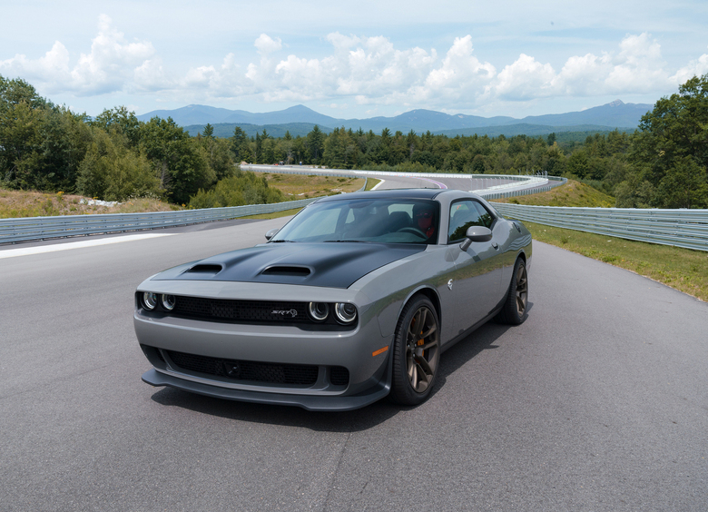 Мощнейший Dodge Challenger приехал в Россию из США. У Dodge Challenger SRT Hellcat 6,2-литровый мотор мощностью 717 л.с.