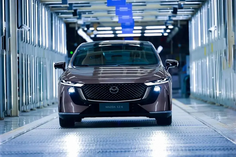 Новая «шестёрка» Mazda получила панорамные камеры и дюжину датчиков для самостоятельной парковки