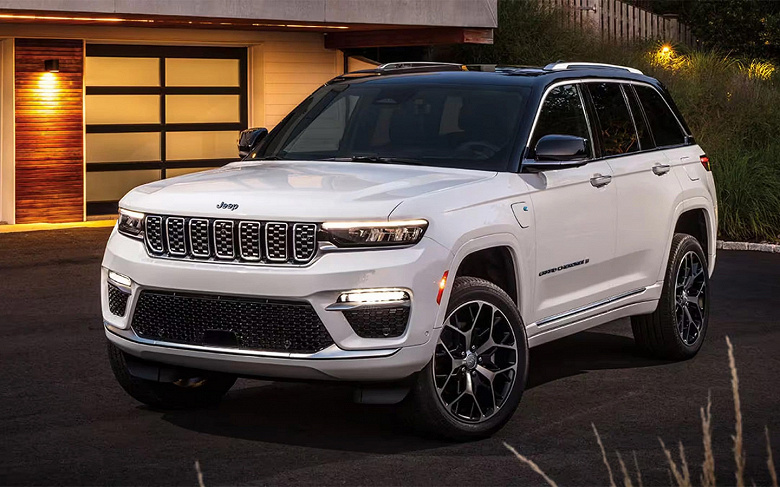 У российских дилеров появился американский внедорожник Jeep Grand Cherokee: есть машины с 2,0-литровым мотором и двигателем объемом 3,6 литра