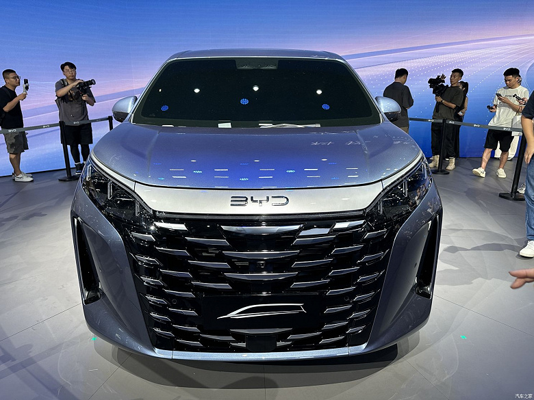 Аналог Toyota Alphard от самой BYD. В Китае представлен новейший минивэн BYD Xia