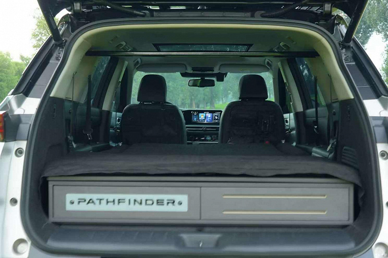 Новейший Nissan Pathfinder теперь лучше подходит для дальних поездок: представлена спецверсия с багажником на крыше, «люстрой» и матрасом