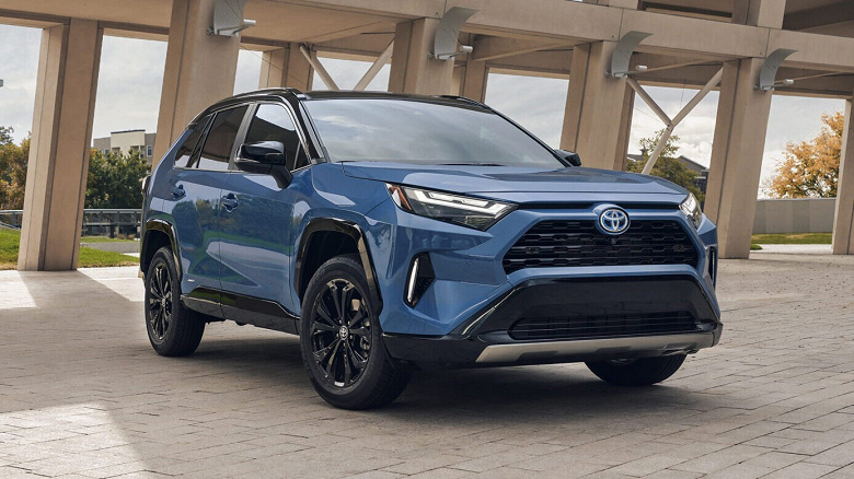 В России сильно подешевели Toyota RAV4: теперь от 2,7 млн рублей