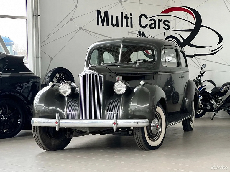 В Санкт-Петербурге продают 84-летнего «американца» Packard One-Ten. В его оснащении автоматическая коробка передач и даже кондиционер