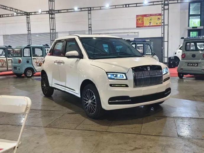 Китайские пародии на Rolls-Royce Phantom и Mercedes-Maybach GLS стоят менее 2000 долларов