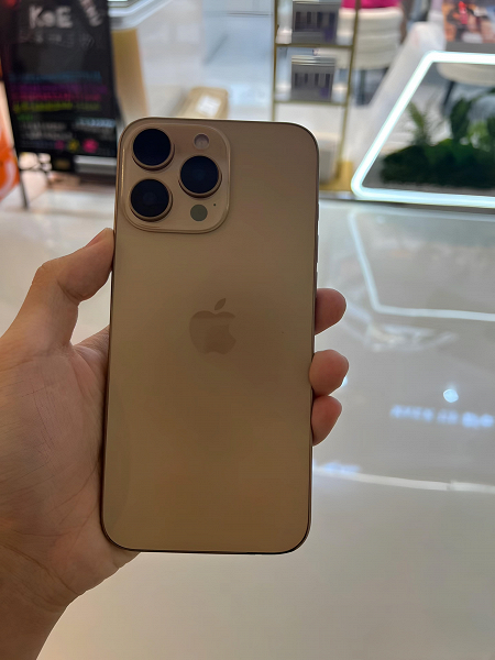 Макеты iPhone 16 Pro получили разные оттенки нового цвета Desert Titanium. Новые фото и видео